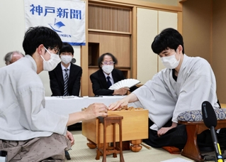 佐々木大地七段に勝ち、対局を振り返る藤井聡太王位＝１４日午後５時２９分、神戸市北区有馬町、中の坊瑞苑（撮影・長嶺麻子）