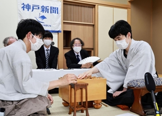 佐々木大地七段に勝ち、対局を振り返る藤井聡太王位＝１４日午後５時２９分、神戸市北区有馬町、中の坊瑞苑（撮影・長嶺麻子）