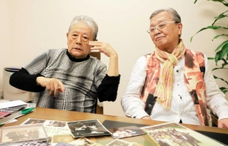 思い出の写真やＣＤを前に取材に応じた大塚善章さん（右）。宮本直介さんは演奏の仕草を交えながら語った＝西宮市内