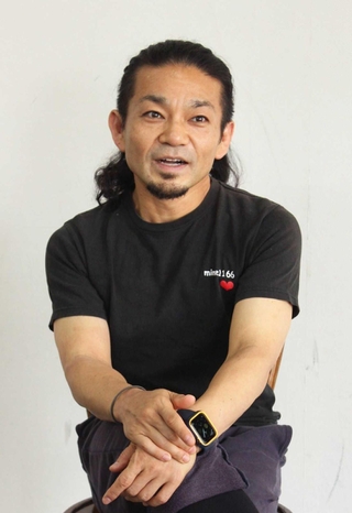 「映像も作り直し、動きや台本も更新した。バージョンアップした作品を届けたい」と語るいいむろなおき＝尼崎市内