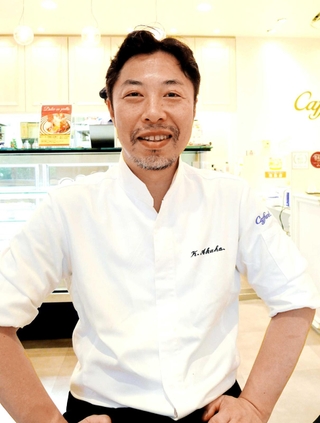 赤保和彦さん。「桃を使った新作も考案中」だそう＝神戸市中央区山本通３