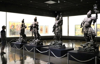 迫力あふれる四天王立像が並ぶ会場＝神戸市中央区京町、神戸市立博物館