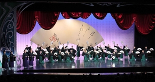 宝塚音楽学校の創立１１０周年記念式典で祝舞を披露する現役の生徒ら＝いずれも１８日、宝塚市栄町１、宝塚大劇場（撮影・小林良多）