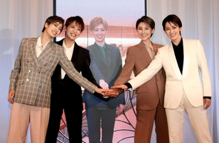 １１０周年に向け、意気込みを語ったトップスター。左から柚香光、礼真琴、彩風咲奈（リモート）、芹香斗亜、月城かなと＝宝塚市栄町１、宝塚ホテル