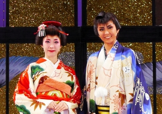 宝塚花組「鴛鴦歌合戦」新人公演で初主演した天城れいん（右）と朝葉ことの＝宝塚大劇場