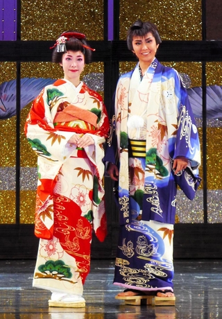 宝塚花組「鴛鴦歌合戦」新人公演で初主演した天城れいん（右）と朝葉ことの＝宝塚大劇場