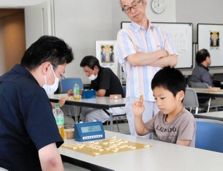 中央決勝大会で熱戦を繰り広げる参加者＝神戸新聞本社