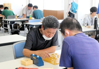 中央決勝大会で熱戦を繰り広げる参加者＝神戸新聞本社