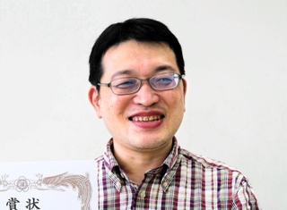 兵庫県アマ将棋名人戦で優勝した天野啓吾さん＝神戸新聞本社