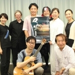 朗読劇マザーを上演する友田尋子さん（後列右から２人目）ら出演者＝芦屋市業平町、市民センター