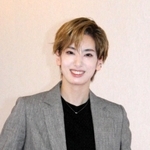 ７日に開幕する宝塚歌劇花組公演について見どころや抱負を語るトップスター柚香光＝宝塚大劇場