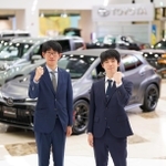 ７番勝負第１局を前に健闘を誓い合う藤井聡太王位（右）と佐々木大地七段＝６日午後、愛知県豊田市のトヨタ会館