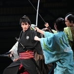 宝塚歌劇花組「鴛鴦歌合戦」が開幕 柚香光が新境地、華やかな