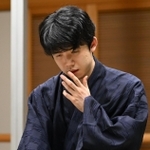 ７番勝負第１局で勝利し、対局を振り返る藤井聡太王位＝８日午後、愛知県豊田市の豊田市能楽堂