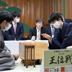 ７番勝負第１局の感想戦に臨む藤井聡太王位（右）と佐々木大地七段＝８日午後、愛知県豊田市の豊田市能楽堂