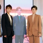 フォトセッションで笑顔を見せるトップスター。左から柚香光、礼真琴、彩風咲奈、芹香斗亜、月城かなと＝宝塚市栄町１、宝塚ホテル