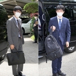 会場入りする藤井聡太王位（右）と佐々木大地七段＝１２日午後、神戸市北区有馬町、有馬温泉の旅館「中の坊瑞苑」（撮影・風斗雅博）