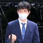 会場入りする藤井聡太王位＝１２日午後、神戸市北区有馬町、有馬温泉の旅館「中の坊瑞苑」（撮影・風斗雅博）