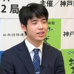 対局にかける思いなどを話す藤井聡太王位＝１２日午後、神戸市北区有馬町、有馬温泉の旅館「中の坊瑞苑」（撮影・風斗雅博）