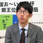 対局にかける思いなどを話す佐々木大地七段＝１２日午後、神戸市北区有馬町、有馬温泉の旅館「中の坊瑞苑」（撮影・風斗雅博）