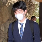 会場入りする藤井聡太王位＝１２日午後、神戸市北区有馬町、有馬温泉の旅館「中の坊瑞苑」（撮影・風斗雅博）