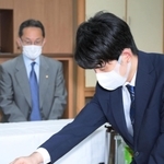 対局室の検分で駒の具合などを確かめる（手前右）藤井聡太王位＝１２日午後、神戸市北区有馬町、有馬温泉の旅館「中の坊瑞苑」（撮影・風斗雅博）