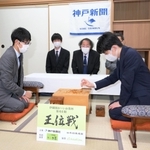 対局室の検分で駒の具合などを確かめる（右から）藤井聡太王位と佐々木大地七段＝１２日午後、神戸市北区有馬町、有馬温泉の旅館「中の坊瑞苑」（撮影・風斗雅博）
