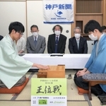 第２局で初手を指す佐々木大地七段（左）。右は藤井聡太王位＝１３日午前、神戸市北区有馬町、中の坊瑞苑（撮影・風斗雅博）