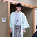 「伊藤園お～いお茶杯第６４期王位戦」第２局の対局室に入る佐々木大地七段（中央）＝１３日午前、神戸市北区有馬町、有馬温泉の旅館「中の坊瑞苑」（撮影・風斗雅博）