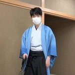 「伊藤園お～いお茶杯第６４期王位戦」第２局の対局室に入る藤井聡太王位（中央）＝１３日午前、神戸市北区有馬町、有馬温泉の旅館「中の坊瑞苑」（撮影・風斗雅博）