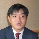 対局の状況など分析する副立会人の村山慈明八段＝１３日午後、神戸市北区有馬町、有馬温泉の旅館「中の坊瑞苑」（撮影・風斗雅博）