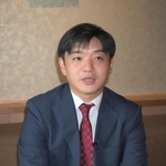 対局の状況など分析する副立会人の村山慈明八段＝１３日午後、神戸市北区有馬町、有馬温泉の旅館「中の坊瑞苑」（撮影・風斗雅博）