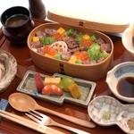 藤井聡太王位が注文した神戸牛肉ちらし膳＝１３日午後、中の坊瑞苑（撮影・風斗雅博）