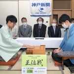 第２局で初手を指す佐々木大地七段（左）。右は藤井聡太王位＝１３日午前、神戸市北区有馬町、中の坊瑞苑（撮影・風斗雅博）
