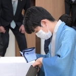 「伊藤園お～いお茶杯第６４期王位戦」の第２局で、対局室に入り鞄からハンカチを取り出す藤井聡太王位＝１３日午前、神戸市北区有馬町、有馬温泉の旅館「中の坊瑞苑」（撮影・風斗雅博）