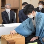「伊藤園お～いお茶杯第６４期王位戦」の第２局で対局前に駒を並べる藤井聡太王位（右）＝１３日午前、神戸市北区有馬町、有馬温泉の旅館「中の坊瑞苑」（撮影・風斗雅博）
