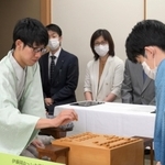 「伊藤園お～いお茶杯第６４期王位戦」の第２局で対局前に駒を並べる佐々木大地七段（左）。右は藤井聡太王位＝１３日午前、神戸市北区有馬町、有馬温泉の旅館「中の坊瑞苑」（撮影・風斗雅博）