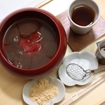 佐々木大地七段が注文した「本生わらび餅」とほうじ茶＝神戸市北区有馬町、中の坊瑞苑（撮影・小林良多）