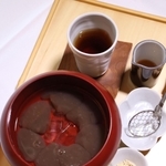 佐々木大地七段が注文した「本生わらび餅」とほうじ茶＝神戸市北区有馬町、中の坊瑞苑（撮影・小林良多）