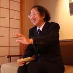 第２局の戦況と展望を語る立会人の福崎文吾九段＝１３日午後、神戸市北区有馬町、中の坊瑞苑（撮影・小林良多）