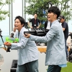 大型スクリーンに向けて水鉄砲を発射する濵田崇裕（右）と桐山照史＝大阪市阿倍野区阿倍野筋１、あべのハルカス