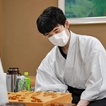 第２局で佐々木大地七段に勝ち、対局を振り返る藤井聡太王位＝１４日午後、神戸市北区有馬町、中の坊瑞苑（撮影・長嶺麻子）