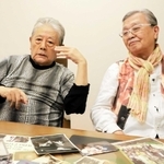 思い出の写真やＣＤを前に取材に応じた大塚善章さん（右）。宮本直介さんは演奏の仕草を交えながら語った＝西宮市内