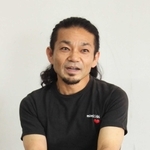 「映像も作り直し、動きや台本も更新した。バージョンアップした作品を届けたい」と語るいいむろなおき＝尼崎市内