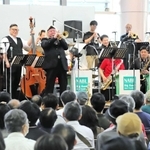 エリック・ミヤシロさんら豪華ゲストに、ＮＡＢＬのメンバーが加わった演奏で盛り上がった＝６月１８日、神戸ハーバーランドスペースシアター