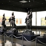 迫力あふれる四天王立像が並ぶ会場＝神戸市中央区京町、神戸市立博物館