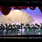 宝塚音楽学校の創立１１０周年記念式典で祝舞を披露する現役の生徒ら＝いずれも１８日、宝塚市栄町１、宝塚大劇場（撮影・小林良多）