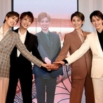 １１０周年に向け、意気込みを語ったトップスター。左から柚香光、礼真琴、彩風咲奈（リモート）、芹香斗亜、月城かなと＝宝塚市栄町１、宝塚ホテル