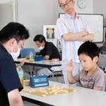 中央決勝大会で熱戦を繰り広げる参加者＝神戸新聞本社