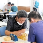 中央決勝大会で熱戦を繰り広げる参加者＝神戸新聞本社